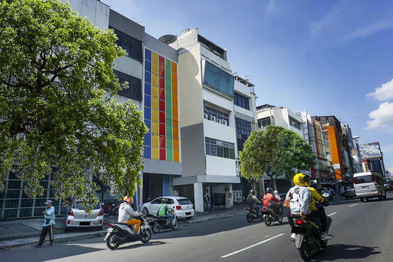 Super Oyo 91328 Fiducia Capsule Hotel Jakarta Exterior photo