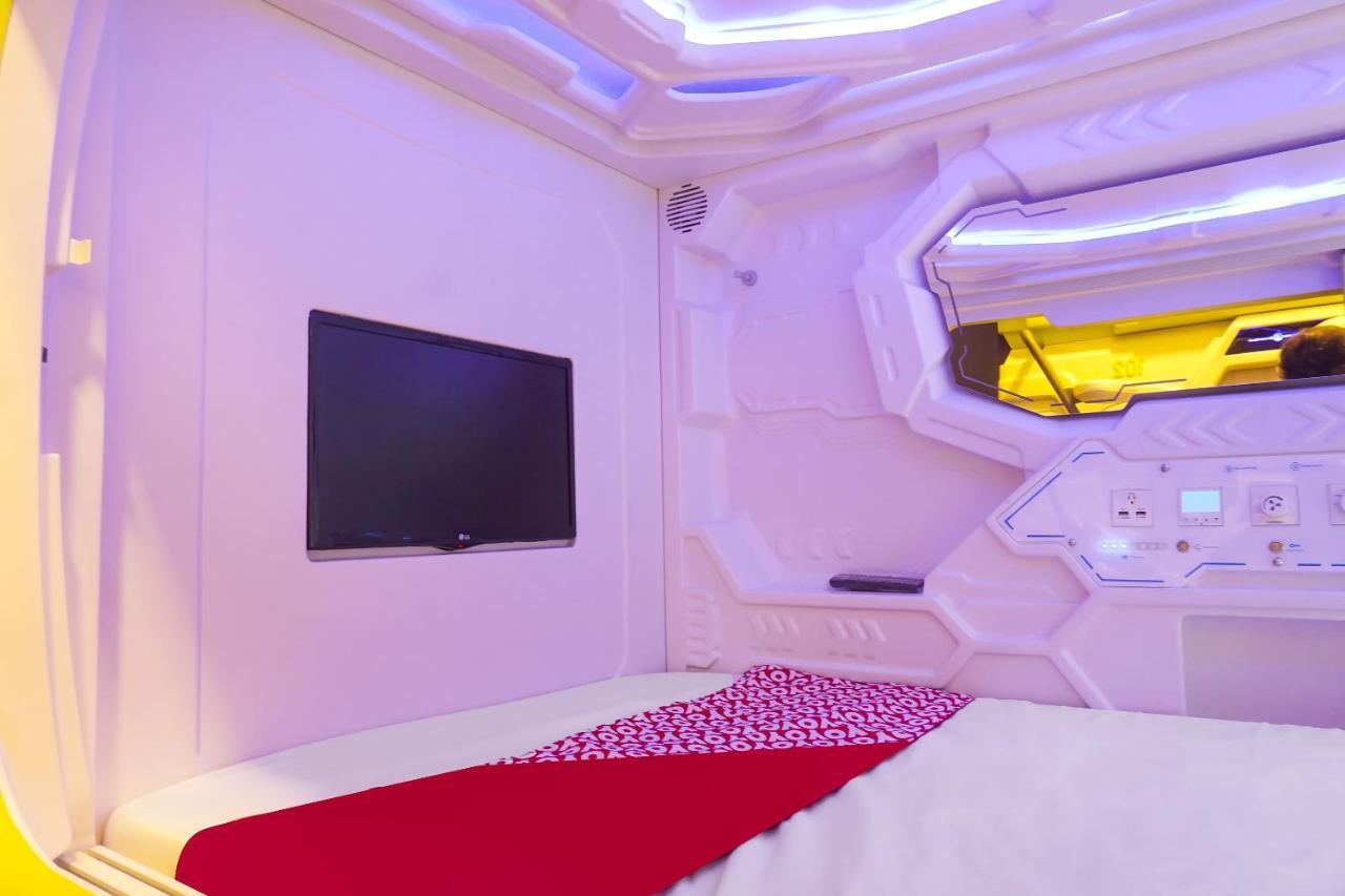 Super Oyo 91328 Fiducia Capsule Hotel Jakarta Exterior photo