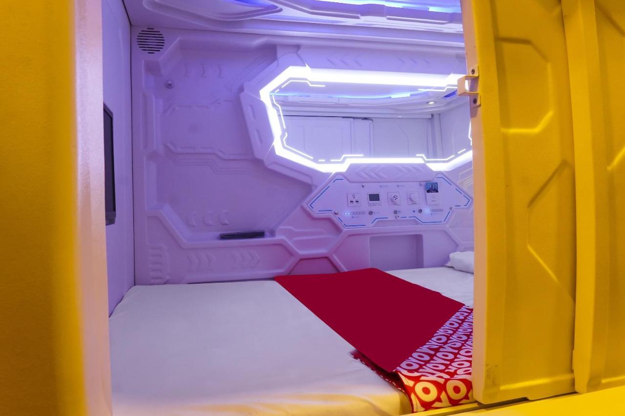 Super Oyo 91328 Fiducia Capsule Hotel Jakarta Exterior photo